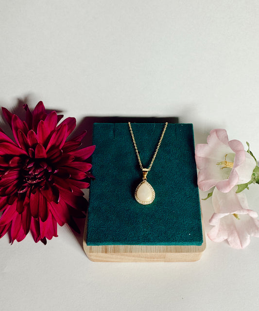 The Iris Necklace